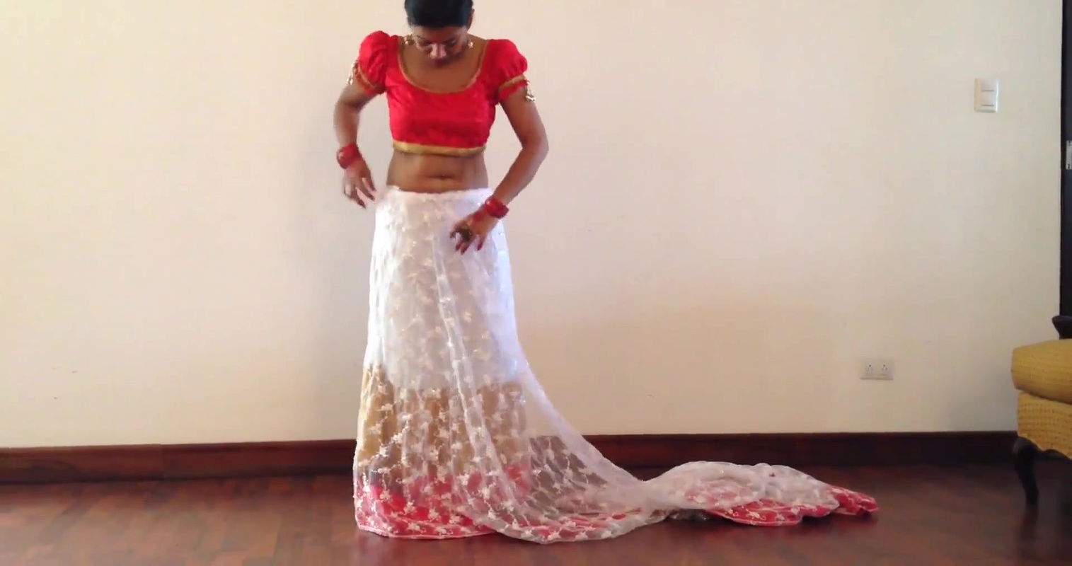 hot girl wearingareehowing navel