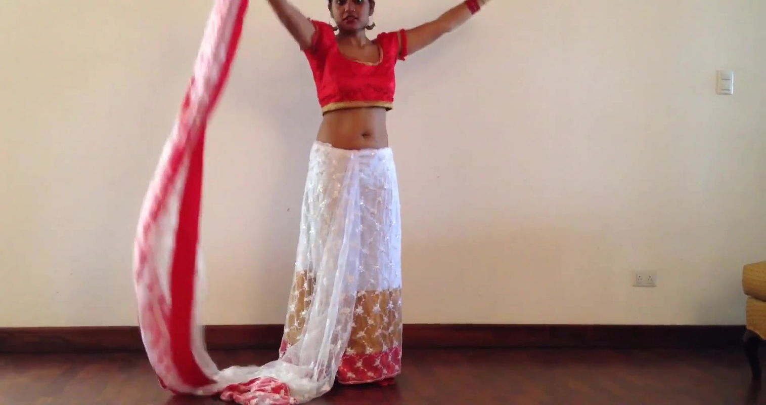 hot girl wearingareehowing navel