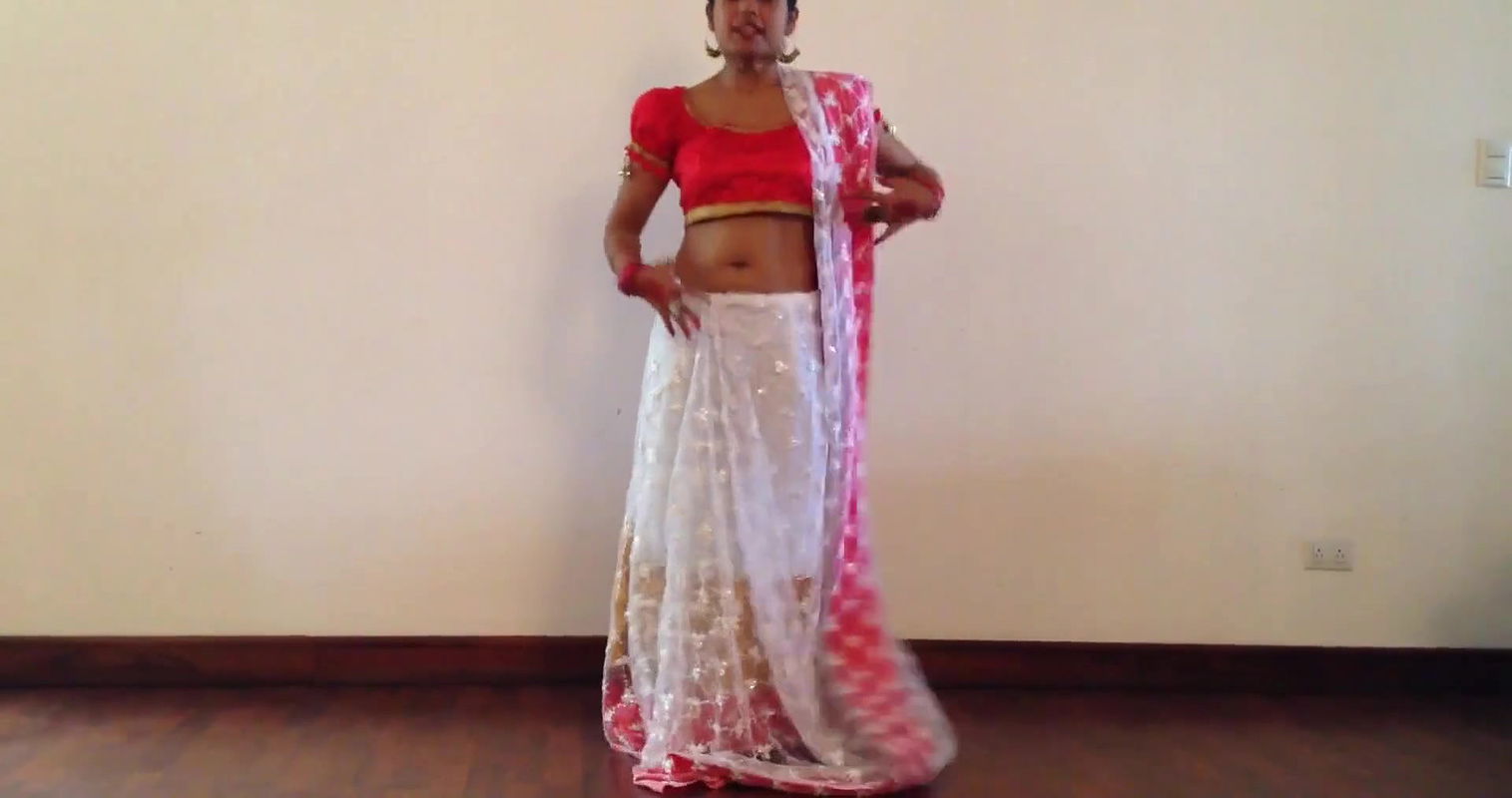 hot girl wearingareehowing navel