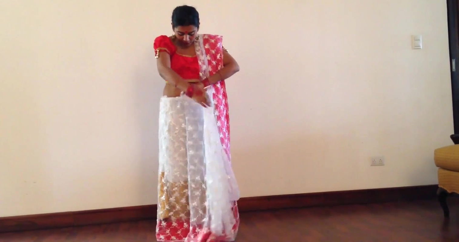 hot girl wearingareehowing navel