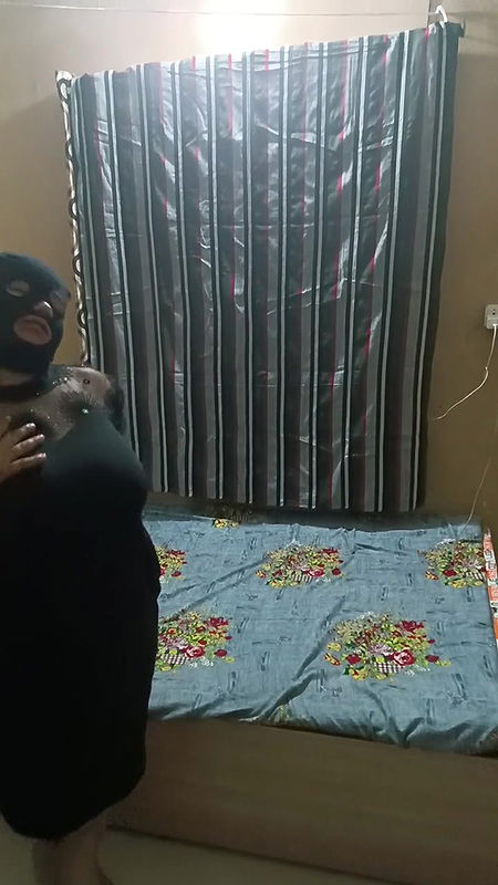 Hot desi bhabhi fingering and show boobs