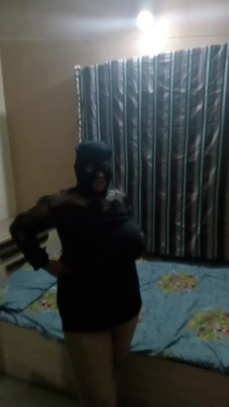 Hot desi bhabhi fingering and show boobs