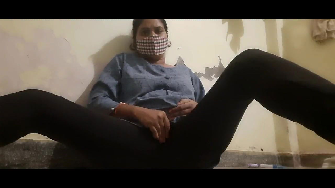 Desi Annu bhabhi feeling very horny – Hindi audio, part 1