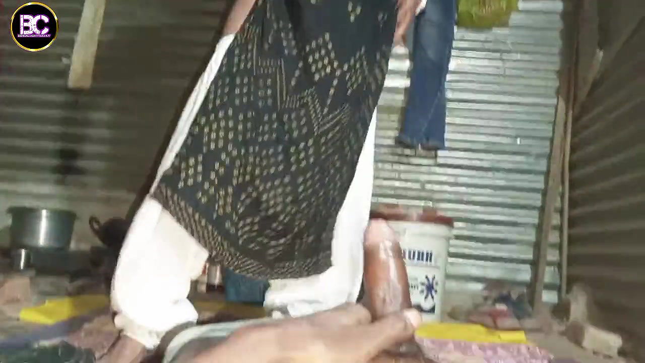 Bengali aunty ne land ko malish karke khud chudwa Li very hot sexy Indian aunty