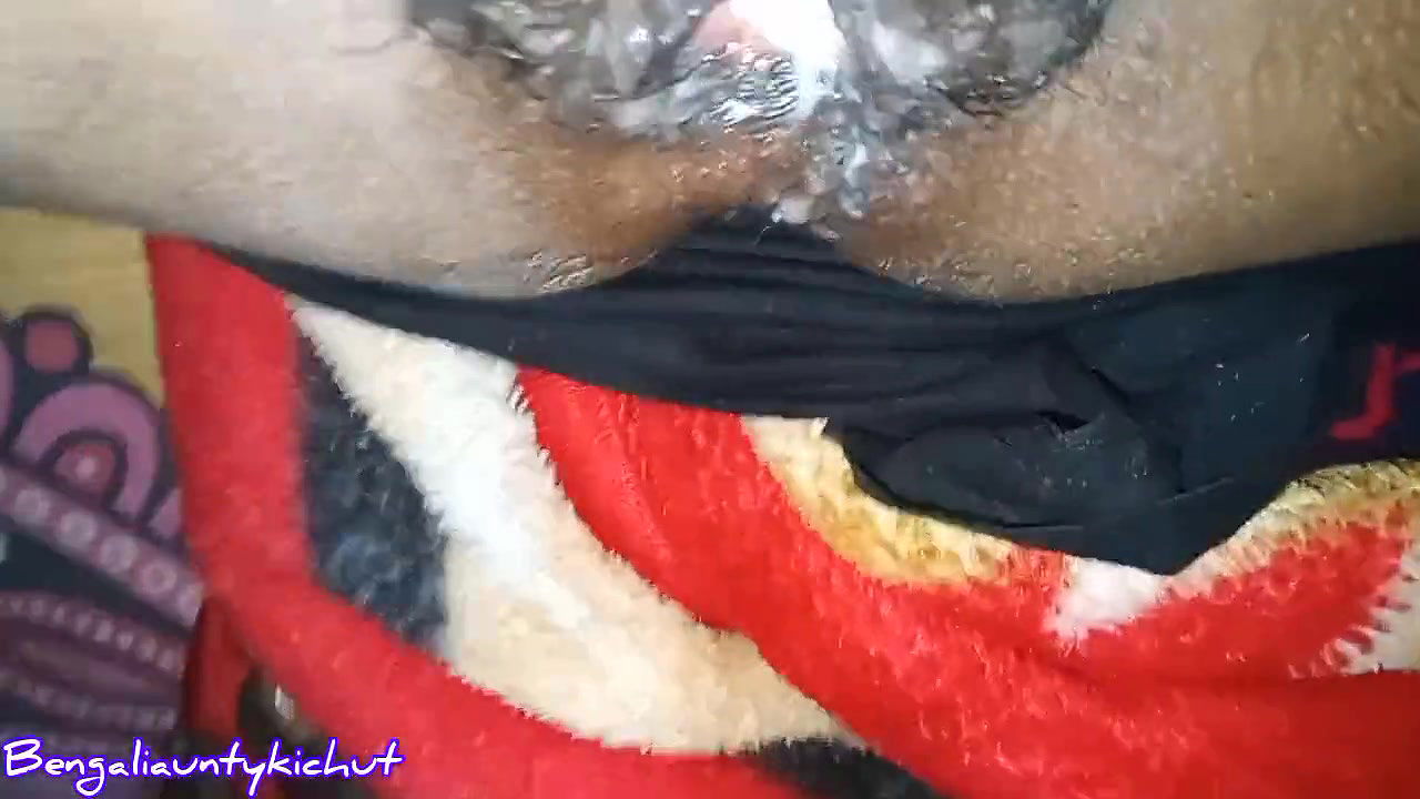 Akele mein Muth maar raha tha tabhi aunty a gai FIR jamkar chudai Hui aunty ki by bengaliauntykichut