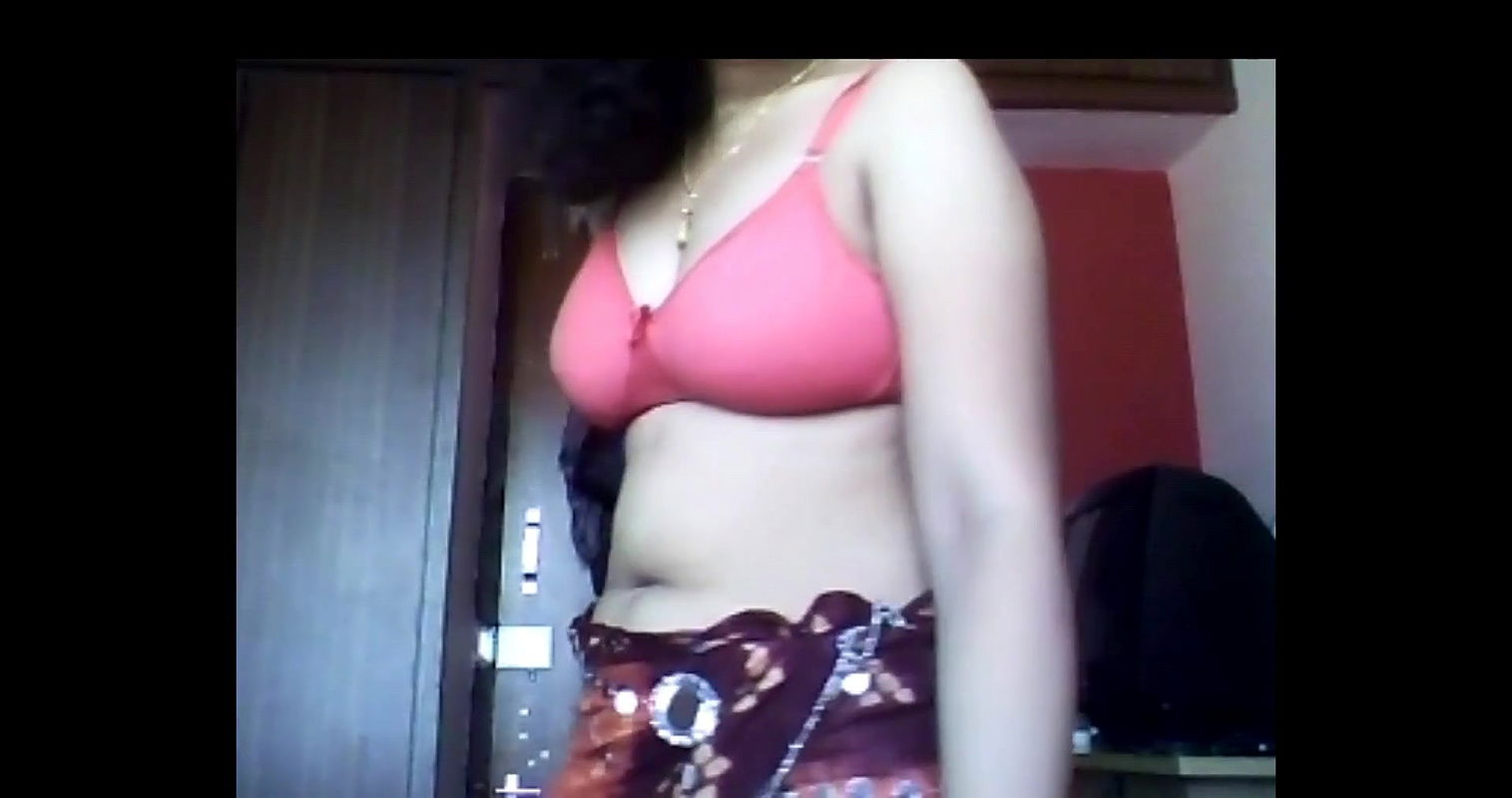 indian bhabhi changing dress