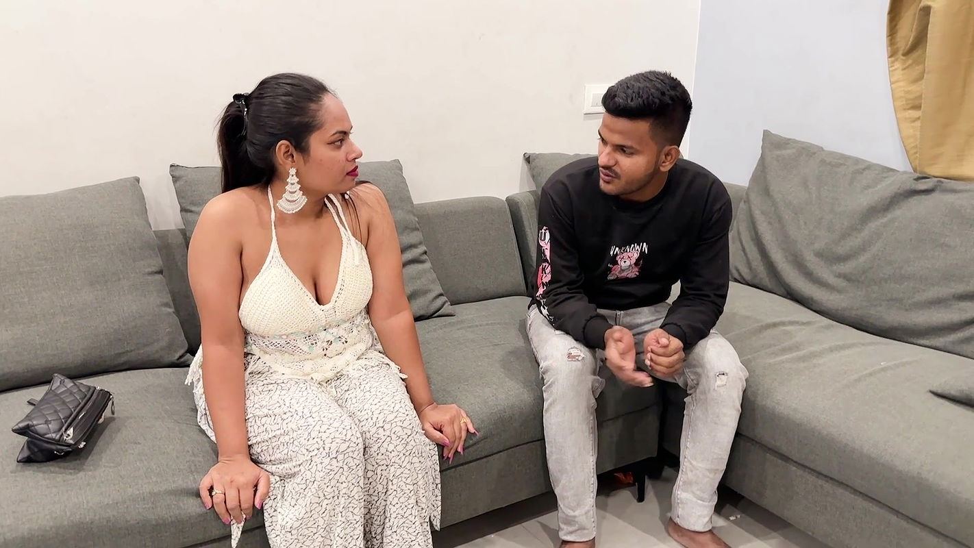 A girl stays at home, the boy is alone at home, the boy and the girl have sex for the first time