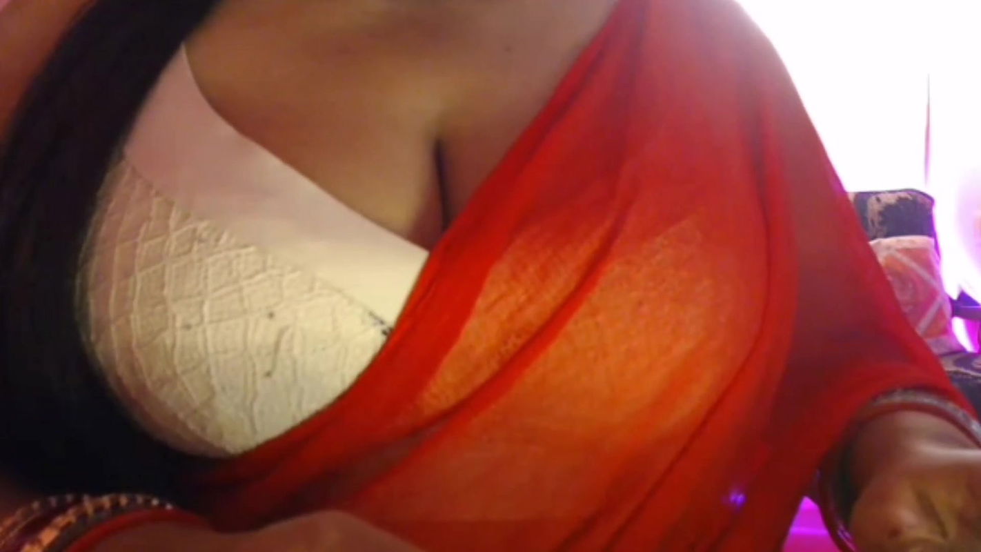 A lonely girl took off her bra and came out for self-sex