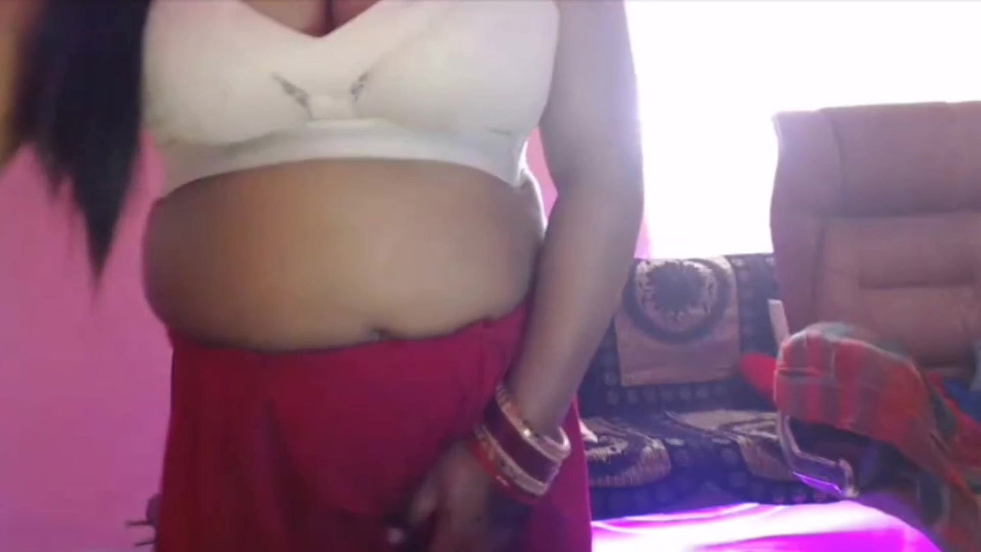 A lonely girl took off her bra and came out for self-sex