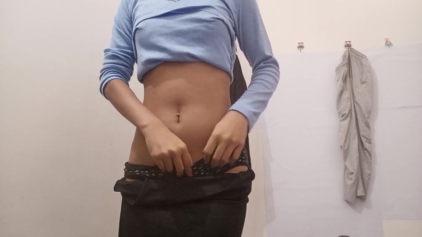 A lot of water is coming out of my pussy, I went to the toilet and masturbated, my pussy has become completely wet, a lot of wat