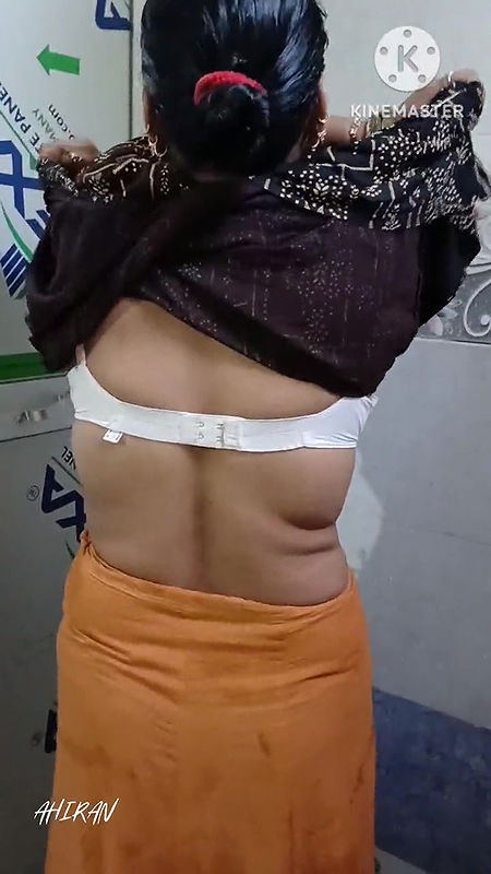 AAHANA ! SEXY BATHING AND CHUT OR GAND CHUDAI. Yellow Petticoat