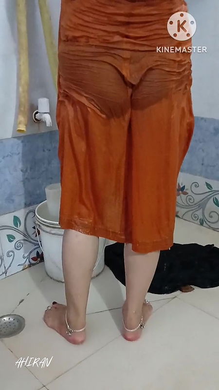 AAHANA ! SEXY BATHING AND CHUT OR GAND CHUDAI. Yellow Petticoat