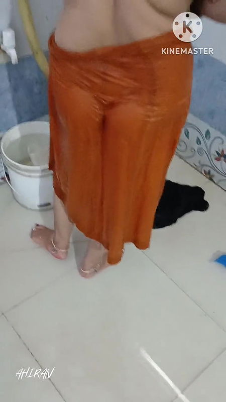 AAHANA ! SEXY BATHING AND CHUT OR GAND CHUDAI. Yellow Petticoat