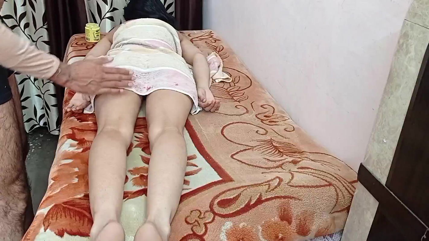 amir ghar ki lady ne krvayi apni full body massage liye bade lund ke maje apni gand me lekr khub chudi FULL HINDI VIDEO