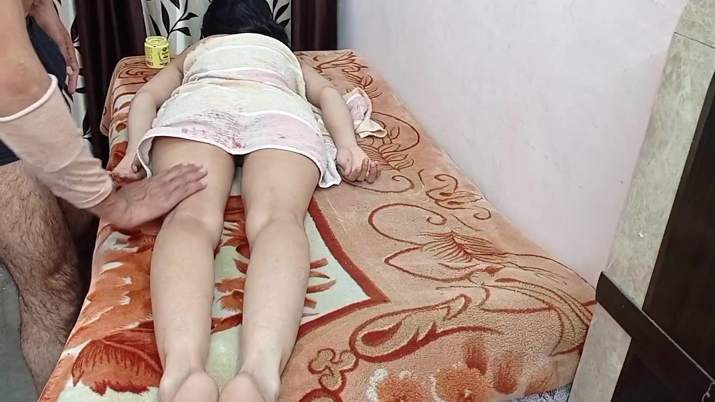 amir ghar ki lady ne krvayi apni full body massage liye bade lund ke maje apni gand me lekr khub chudi FULL HINDI VIDEO