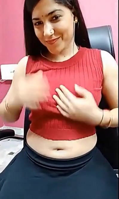 DEsi Cute aunty removing and showing