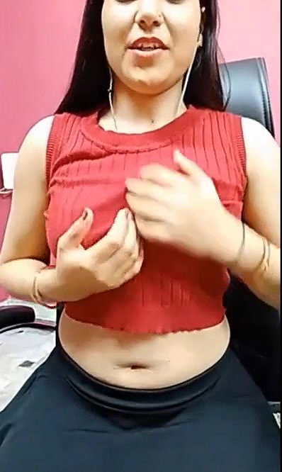 DEsi Cute aunty removing and showing