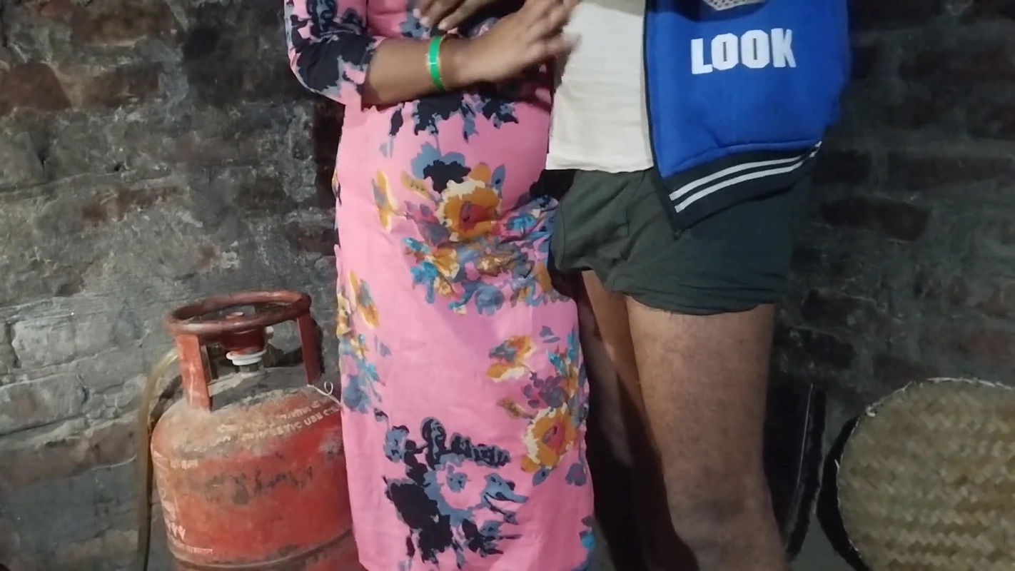 Apni Bibi ko khana banate time choda in clear voice