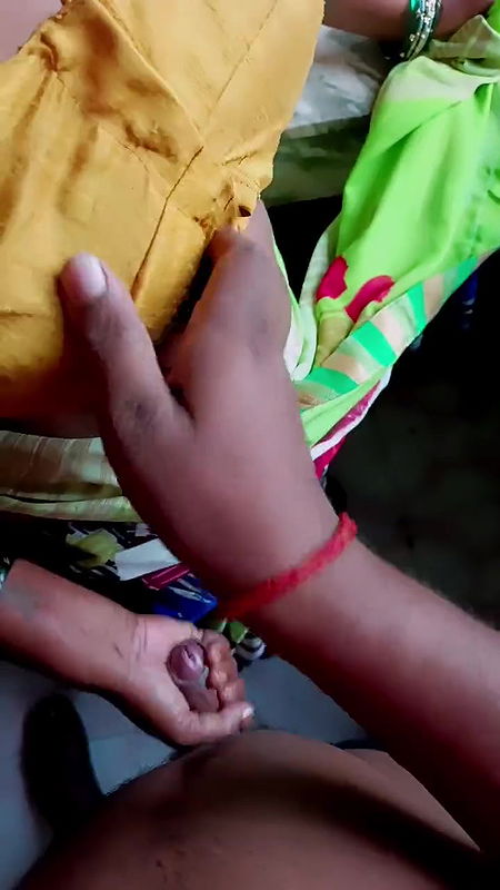 Ass rubed in bhabhi pusssy in hand