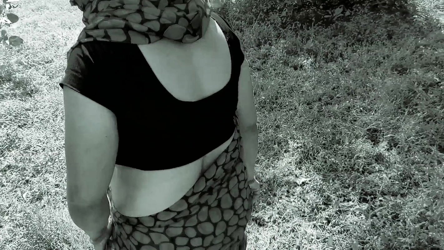 Aunty jungle me Mangal noukar se chudai karwayi jungle me