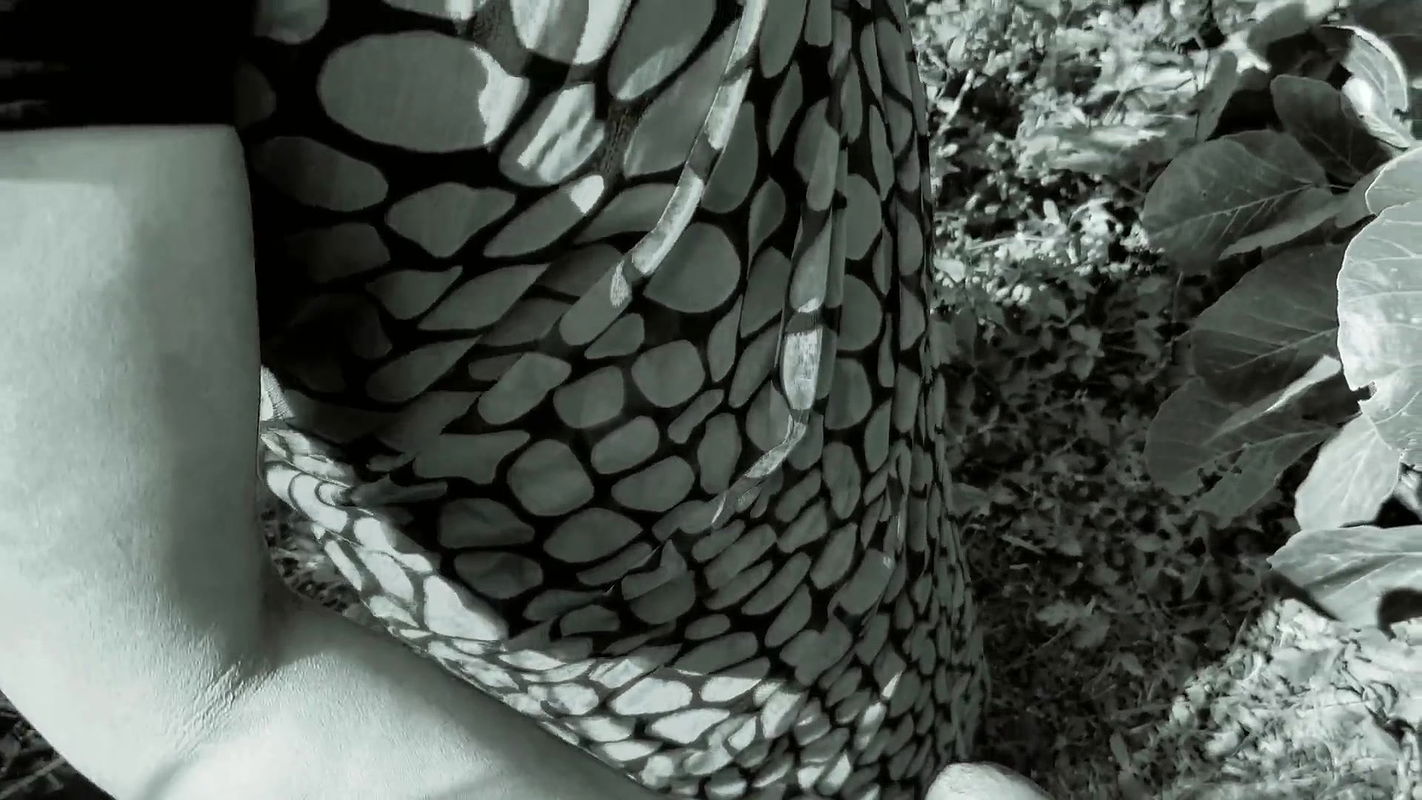 Aunty jungle me Mangal noukar se chudai karwayi jungle me