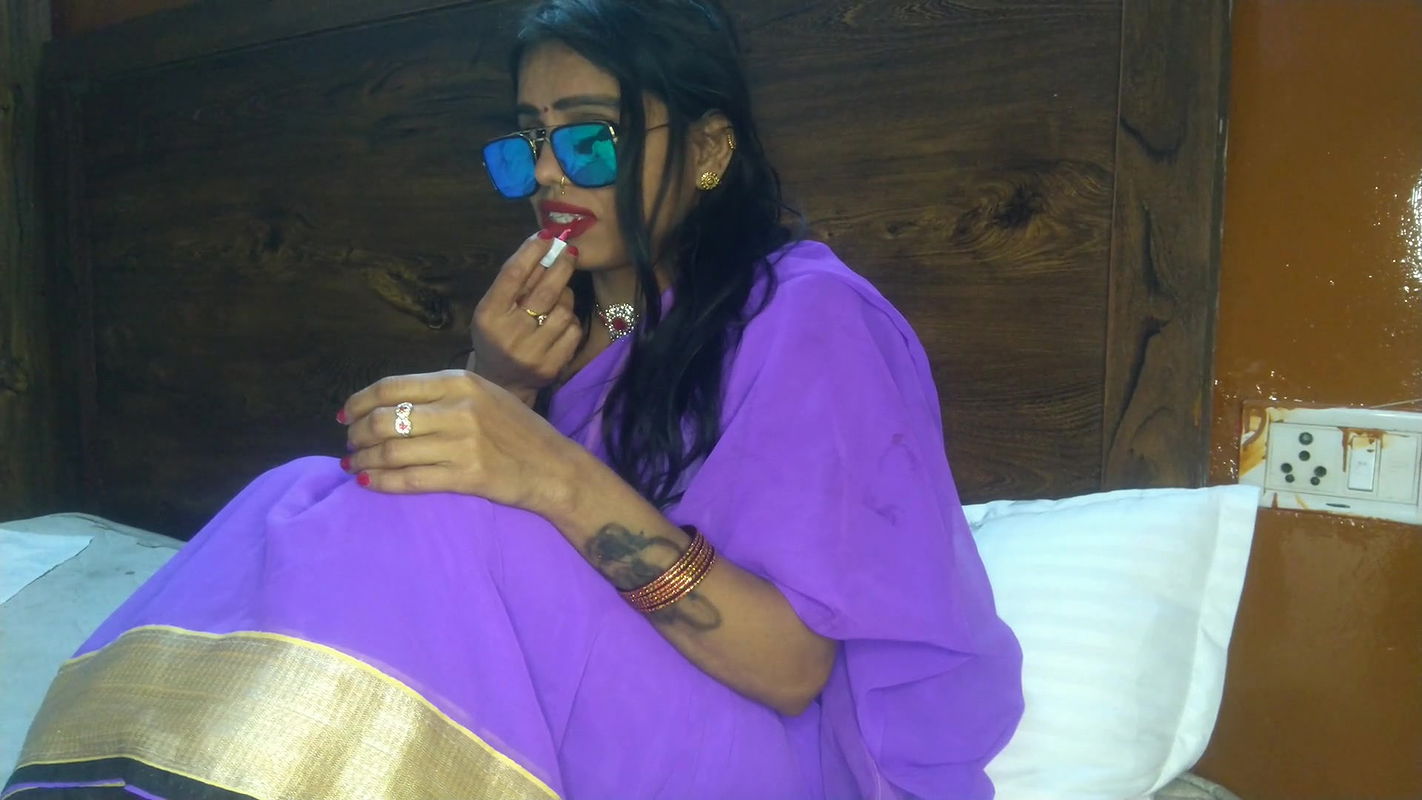 Aunty was doing makeup, on the pretext of walking, there was a lot of yellow chinche in the room. Aunty Ki Hardcore Chudai In Hindi Audio