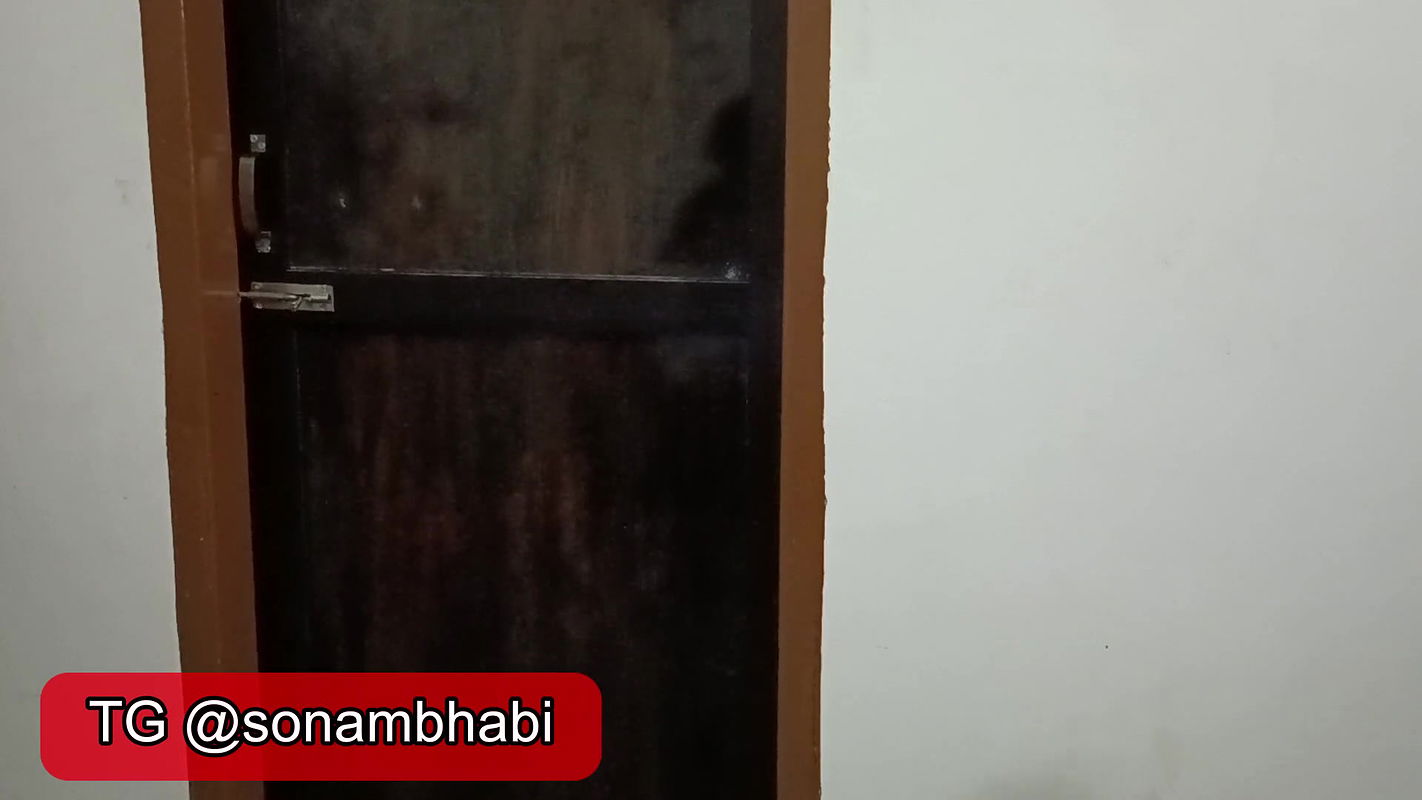 Bade duudh wali bhabi ko pakda bathroom me