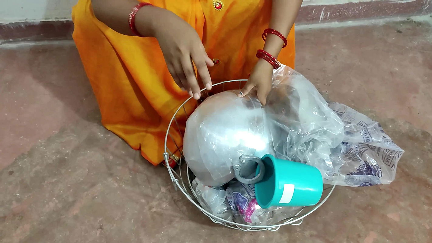 Bartan Bechne Wali Bhabhi fucked for exrta income with costumer