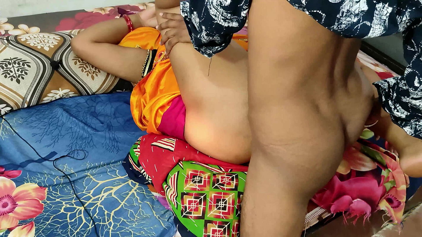 Bartan Bechne Wali Bhabhi fucked for exrta income with costumer