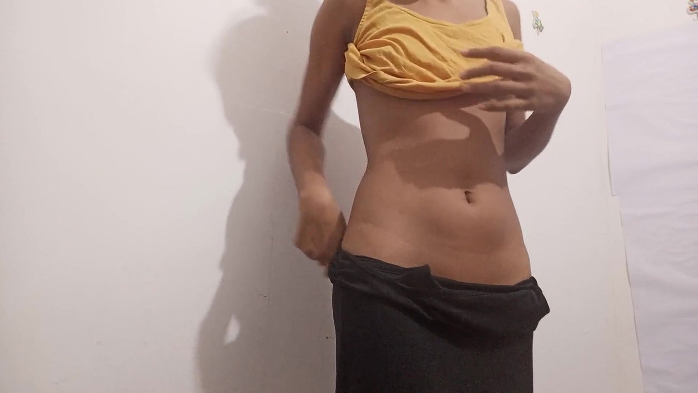 BEAUTIFUL BLONDE SHOVES 3 FINGERS IN HER ASS