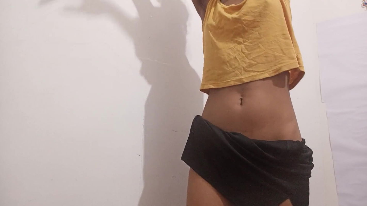 BEAUTIFUL BLONDE SHOVES 3 FINGERS IN HER ASS