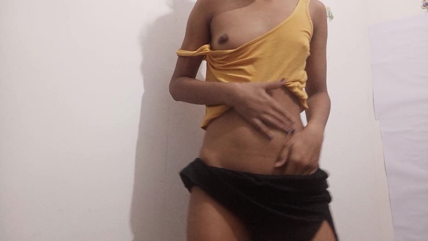 BEAUTIFUL BLONDE SHOVES 3 FINGERS IN HER ASS