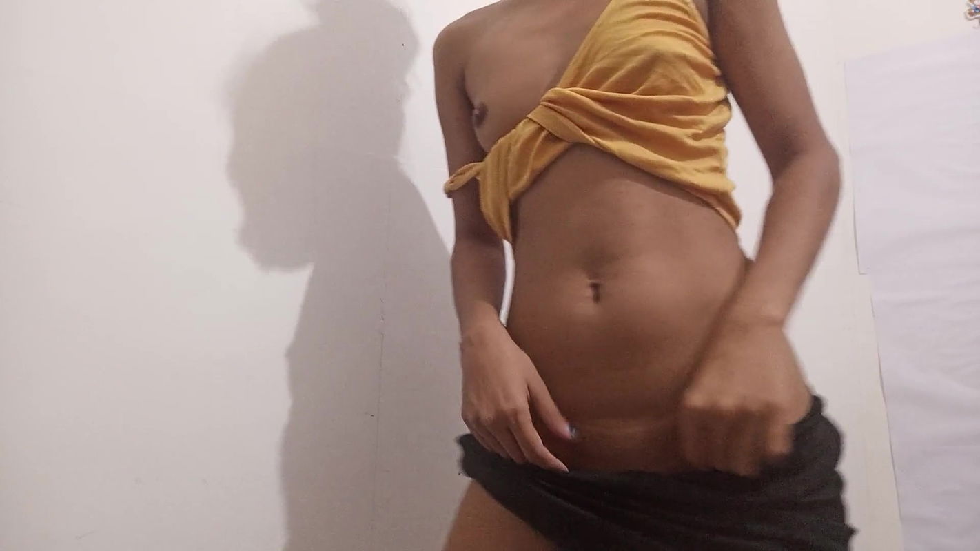 BEAUTIFUL BLONDE SHOVES 3 FINGERS IN HER ASS