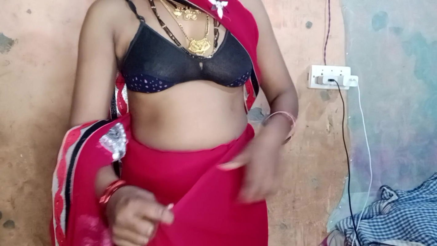 Bedroom sex Mom fucks while she was wearing saree