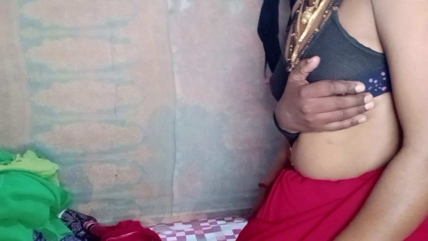 Bedroom sex Mom fucks while she was wearing saree