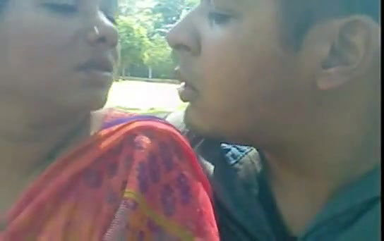indian love birds in park