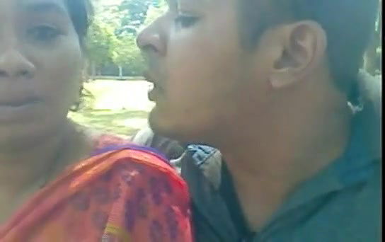 indian love birds in park