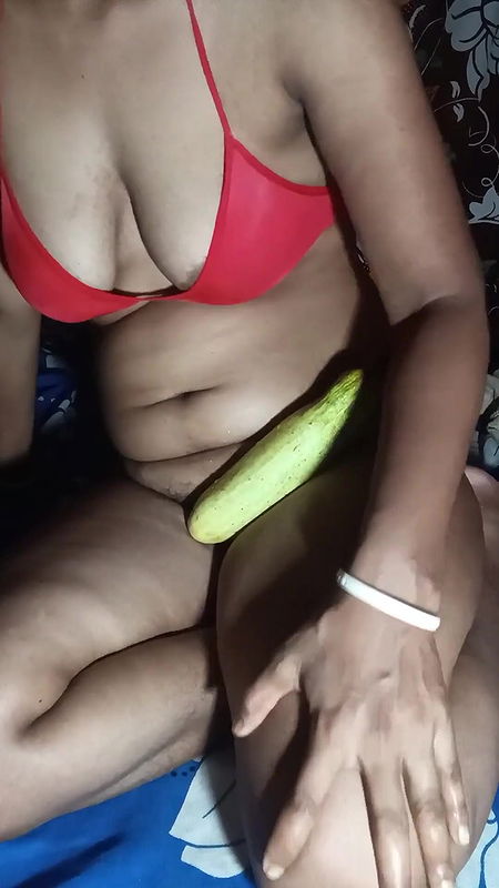 Bhabhi Herself Had Fun with a Big Cucumber