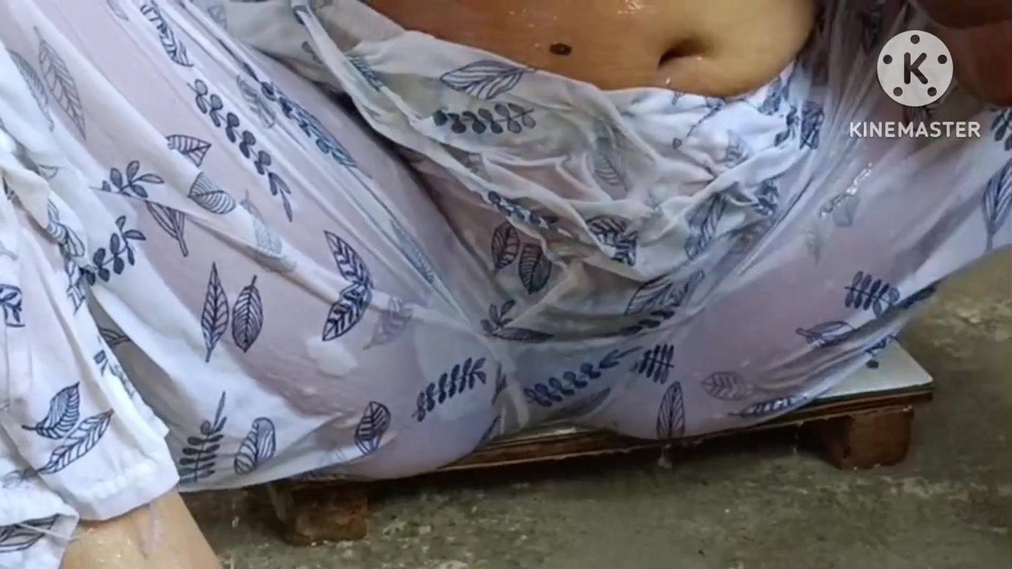 Bhabhi ki mast jawani dekh sasur ji ne apna launda hila full nude bathing indian bhabhi