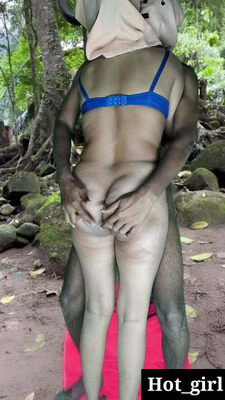 Bhabhi ne apne lover ko jungle me bulaya and usse chudi