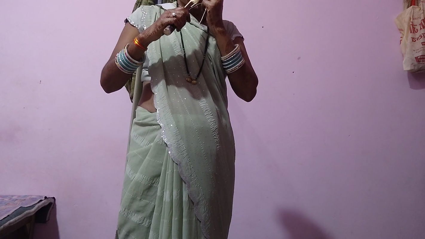 Bhabhi was eating sugarcane wearing a new saree, then brother-in-law took her to the bed and fucked her