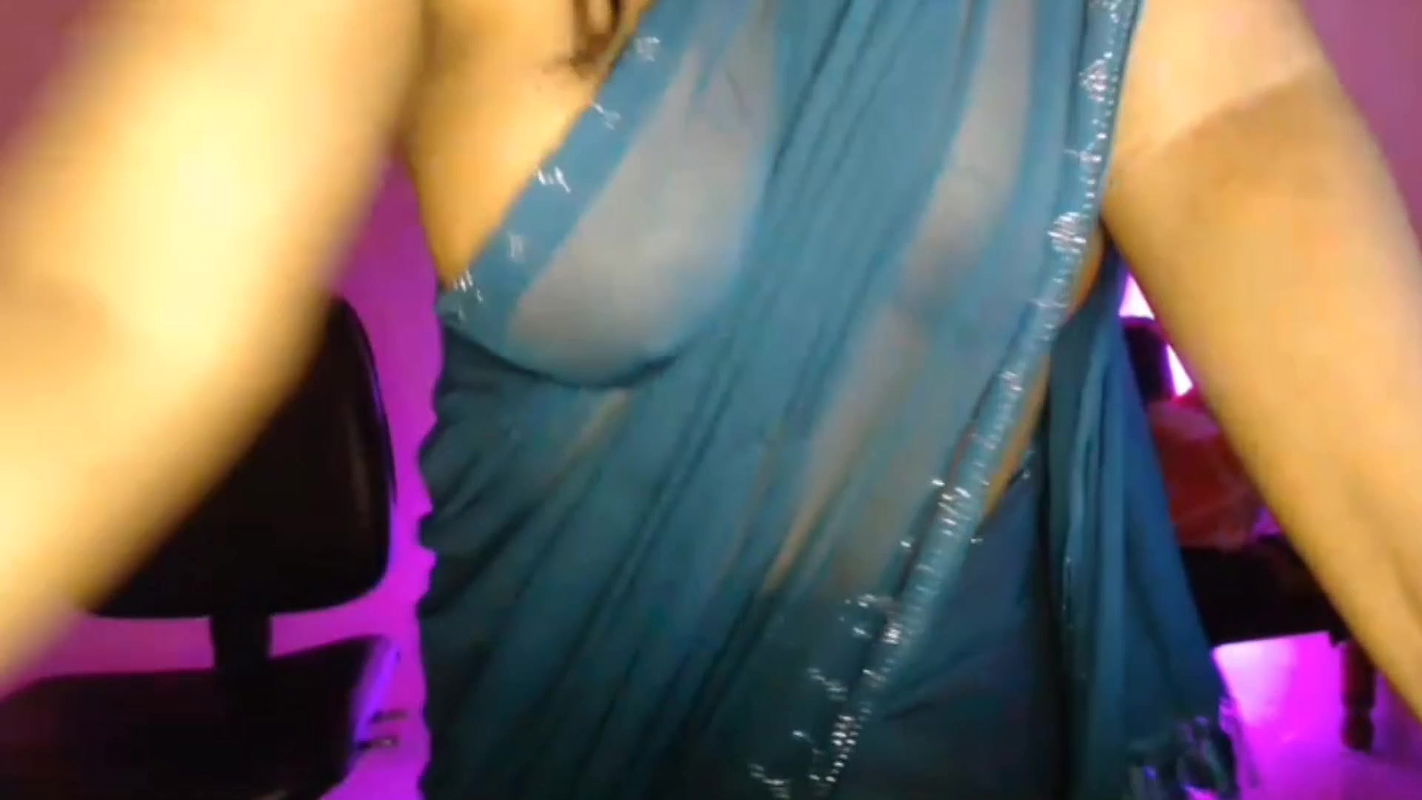 Bhabhi, crazy with the juice of hot youth, is enjoying by opening her bra and showing her boobs through the saree