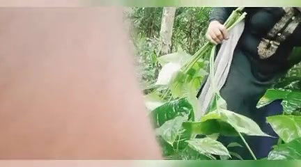 Bhabi jungle se sabji lene ka time padosa ledka ko chodne ka mouka diya