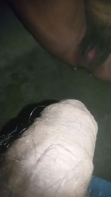 Bhabi ki chut me Su ,su Kiya , bhabi ne bhathroom me pee kiya