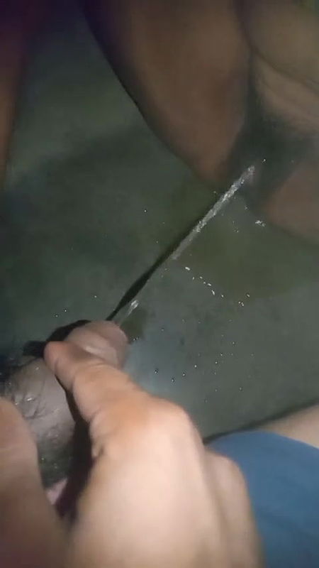 Bhabi ki chut me Su ,su Kiya , bhabi ne bhathroom me pee kiya