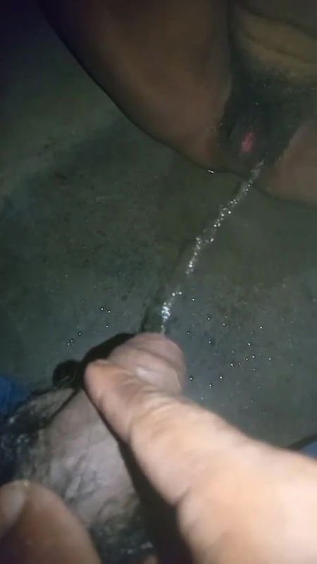 Bhabi ki chut me Su ,su Kiya , bhabi ne bhathroom me pee kiya