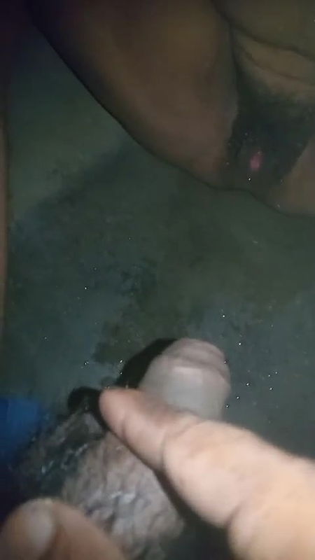 Bhabi ki chut me Su ,su Kiya , bhabi ne bhathroom me pee kiya