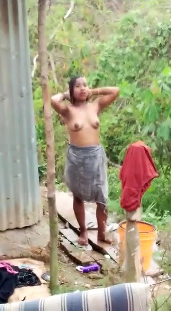 Desi Daring Bhabhi Showing Boooobs n pussy to L0ry Driver