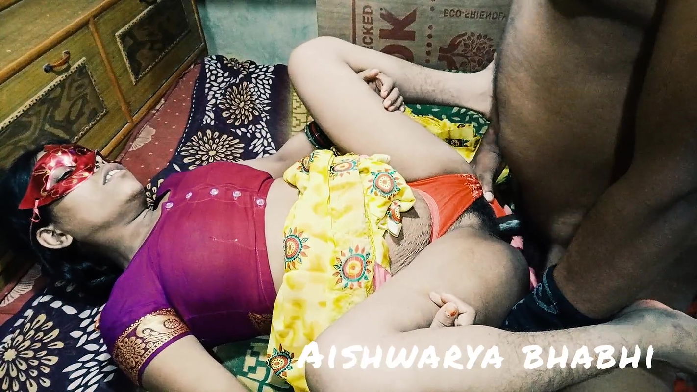 Bihari mammi ki raseeli chut saree utha ke chod diya