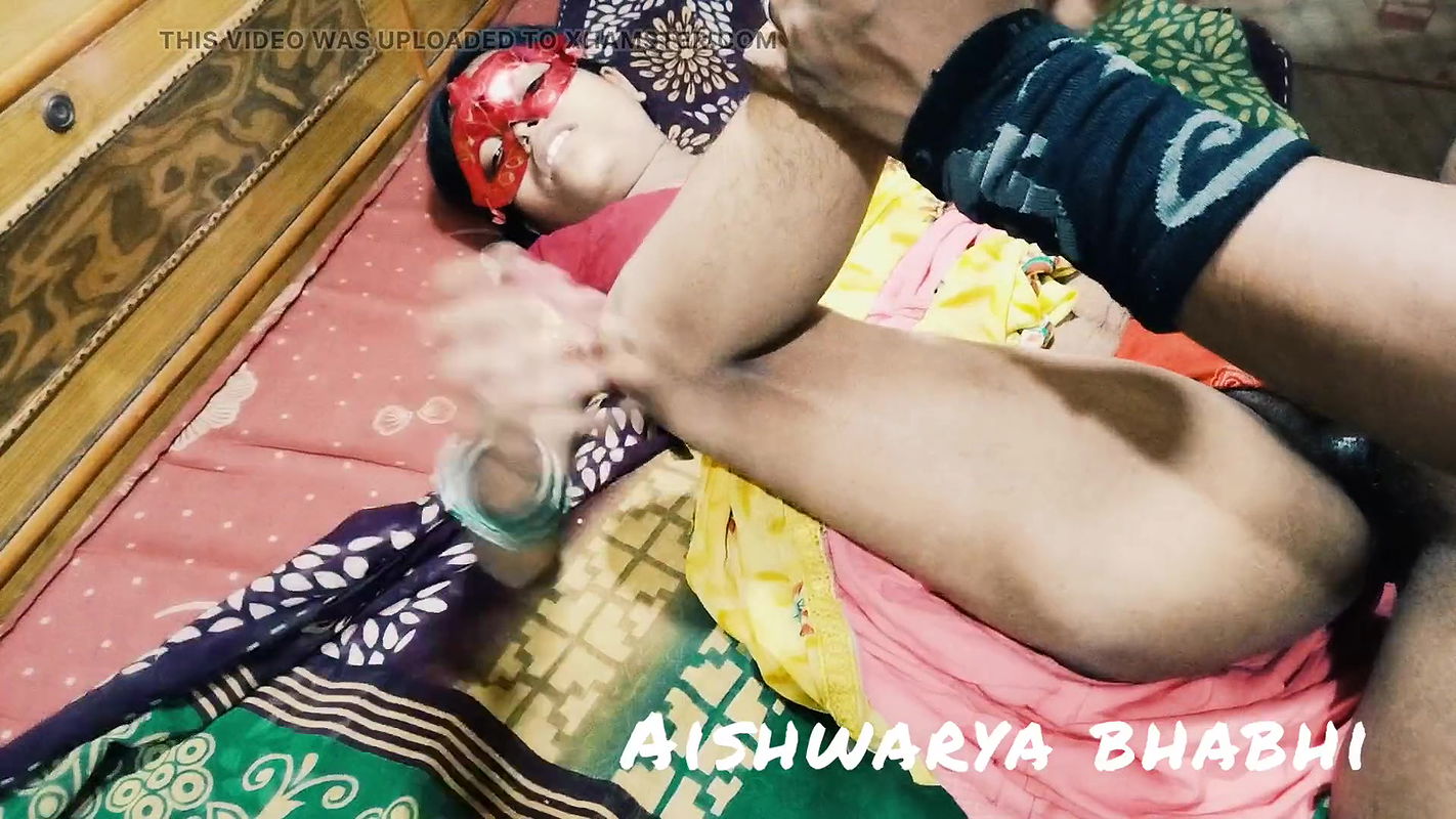 Bihari mammi ki raseeli chut saree utha ke chod diya